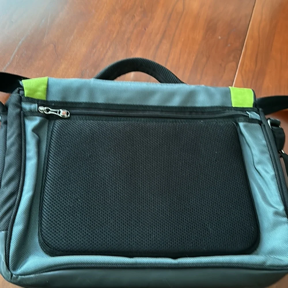 Swiss Gear Laptop Messenger Bag Jupiter Green/Black Business Professional.